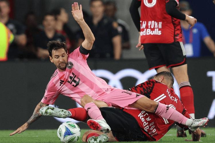 梅西本场2球2抢断数据亮眼，8次射门+关键传球获9.5高分