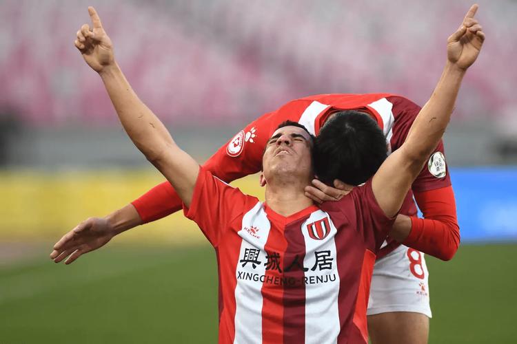 埃泽远距离吊射险破门，VAR回放揭示角球误判过程详解